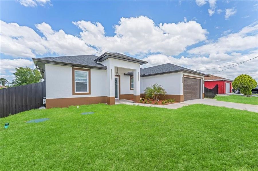 Exterior details and patio area of a home in , Lehigh Acres (Image 4).