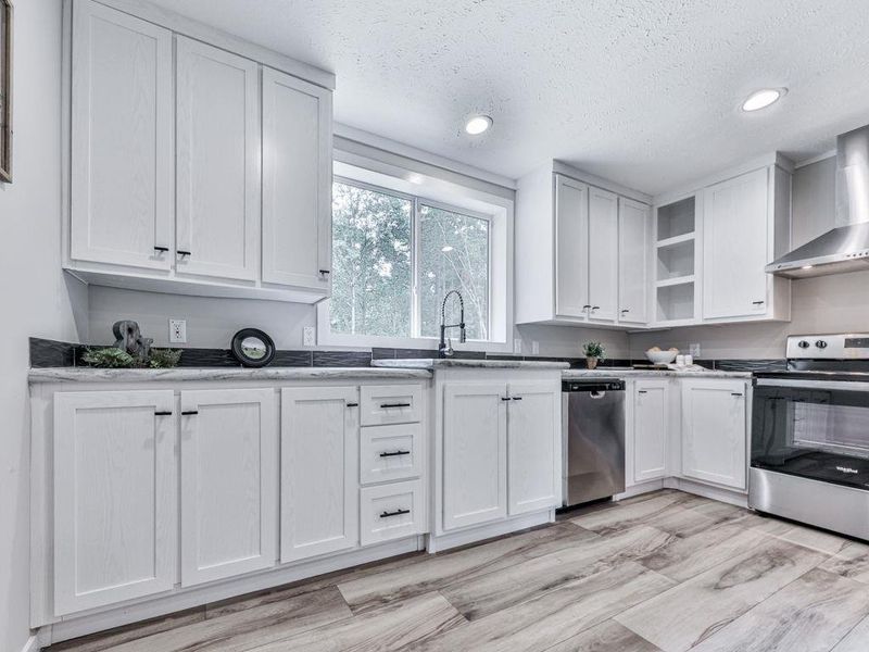 Furnished interior view inside a new home in , Jasper (Image 9).