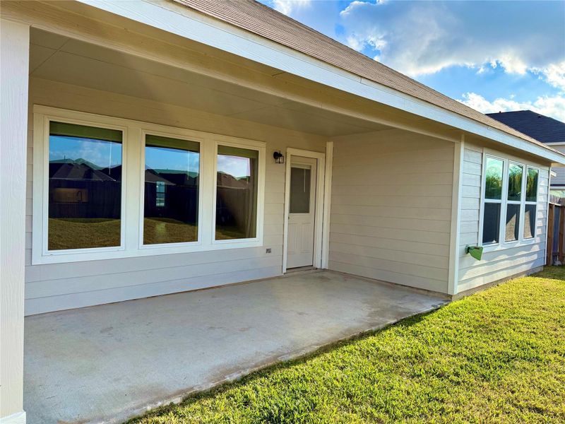 Exterior details and patio area of a home in Charleston Heights, Rosharon (Image 3).
