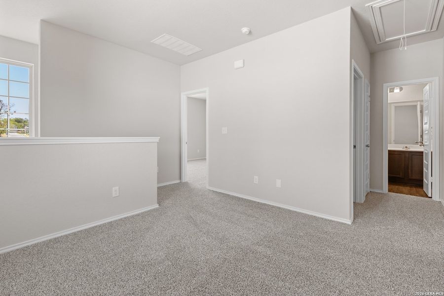 Spacious, unfurnished interior of a new home in Blue Ridge Ranch, San Antonio (Image 18).