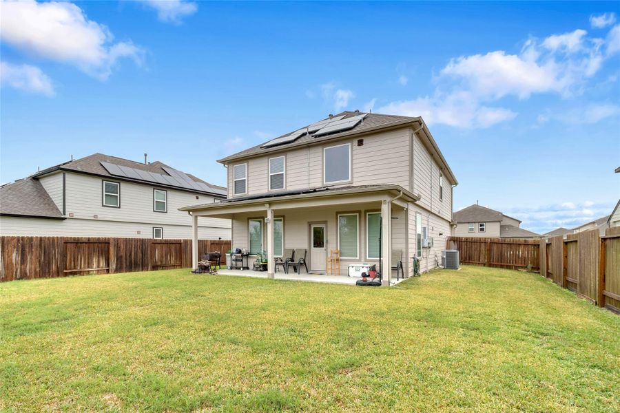 Exterior details and patio area of a home in Fairpark Village, Rosenberg (Image 4).