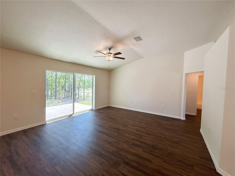 Spacious, unfurnished interior of a new home in , Citrus Springs (Image 11).