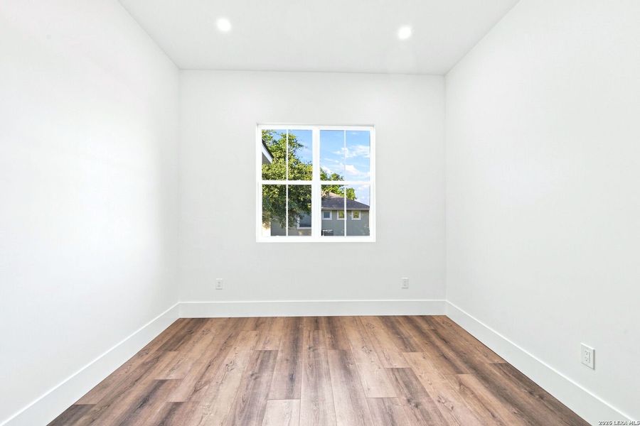 Spacious, unfurnished interior of a new home in , Bandera (Image 50).