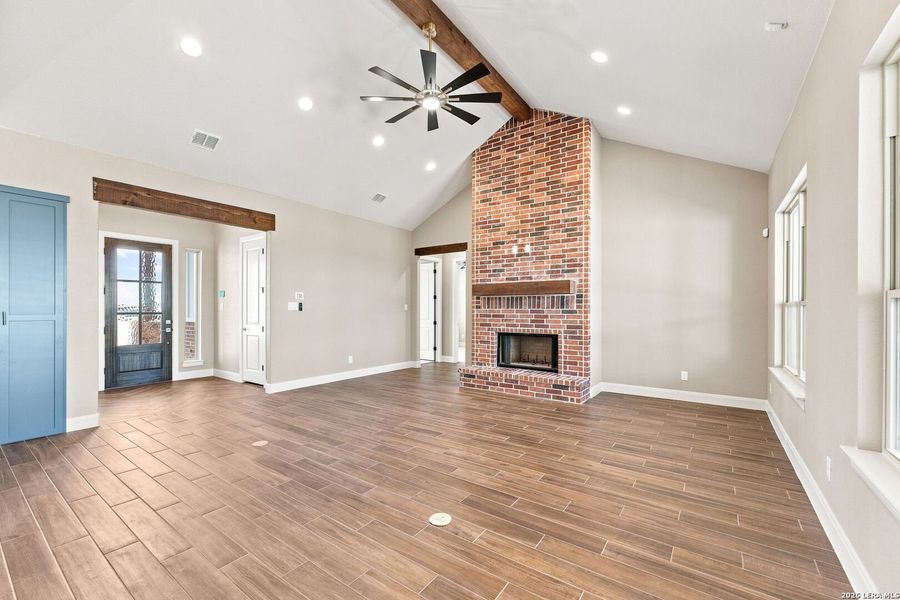 Spacious, unfurnished interior of a new home in , Seguin (Image 15).