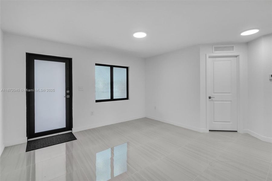 Spacious, unfurnished interior of a new home in , Miami Gardens (Image 13).