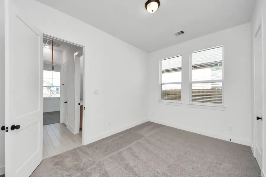 Spacious, unfurnished interior of a new home in Beacon Point, Texas City (Image 23).