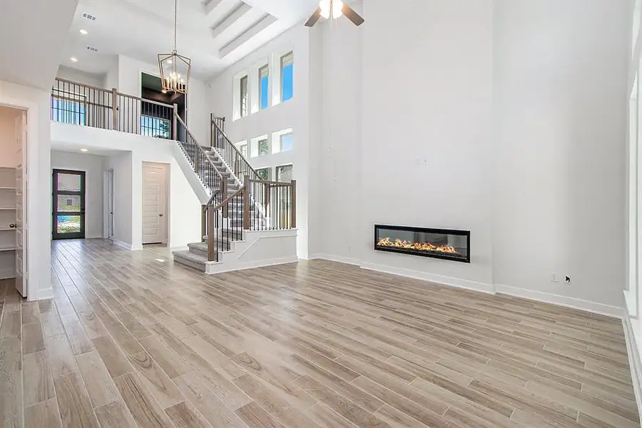 Spacious, unfurnished interior of a new home in Cross Creek West, Fulshear (Image 10).