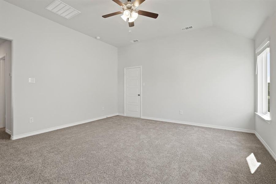 Spacious, unfurnished interior of a new home in Deer Creek, Fort Worth (Image 22).