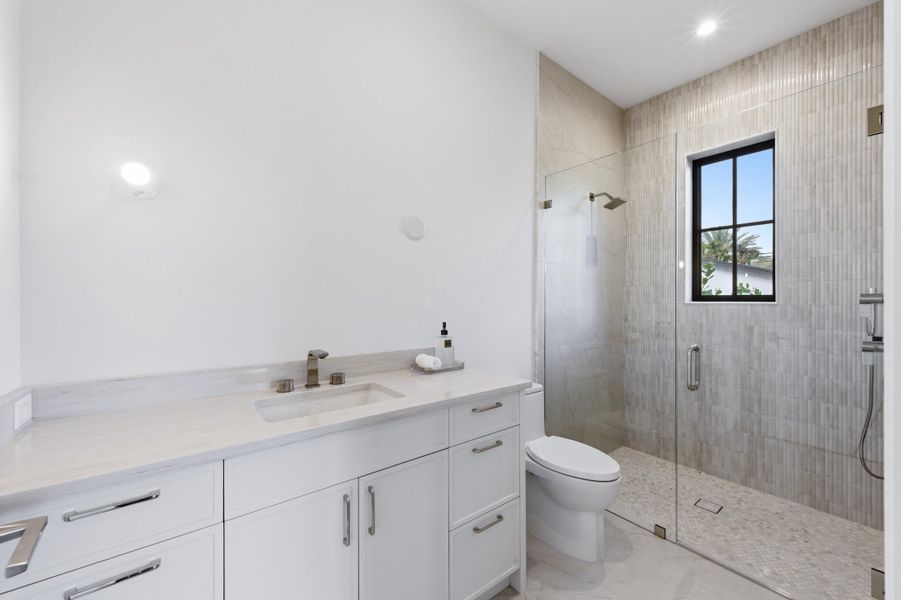 GUEST BATHOOM 3 - 1ST FLOOR