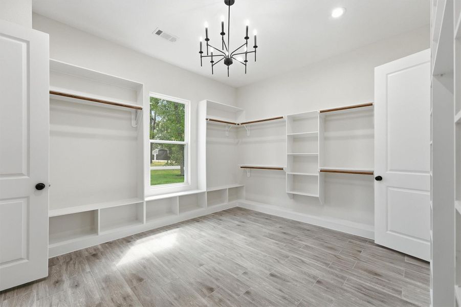 Spacious, unfurnished interior of a new home in , Roman Forest (Image 20).