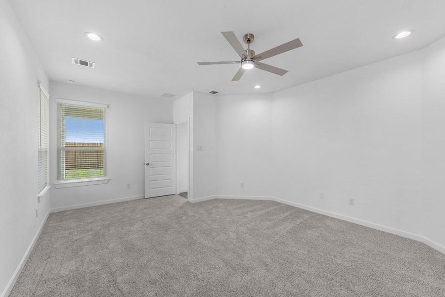 Spacious, unfurnished interior of a new home in Huntington Place, Rosharon (Image 17).
