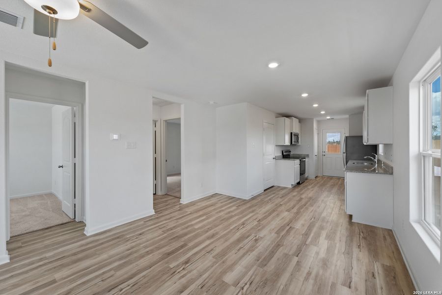 Spacious, unfurnished interior of a new home in Blue Wing, San Antonio (Image 15).