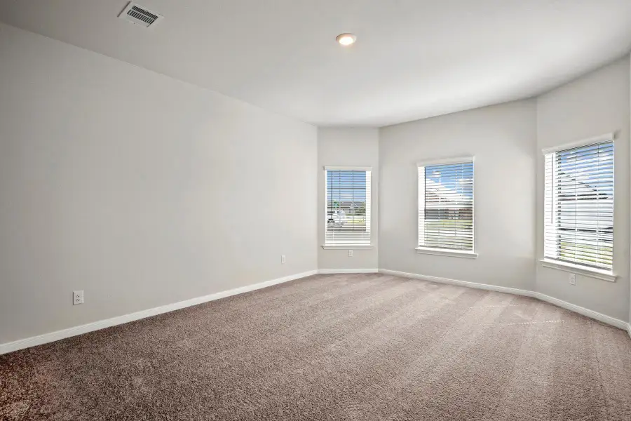 Spacious, unfurnished interior of a new home in Sweetwater Ridge, Conroe (Image 10).