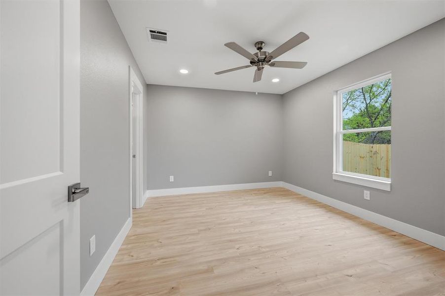 Spacious, unfurnished interior of a new home in , Sherman (Image 18).
