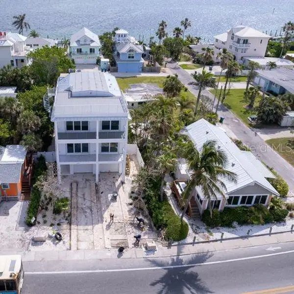 Condo located in Bradenton Beach, FL showcasing its design and architecture (Image 5). Condo located in Bradenton Beach, FL showcasing its design and architecture (Image 5).