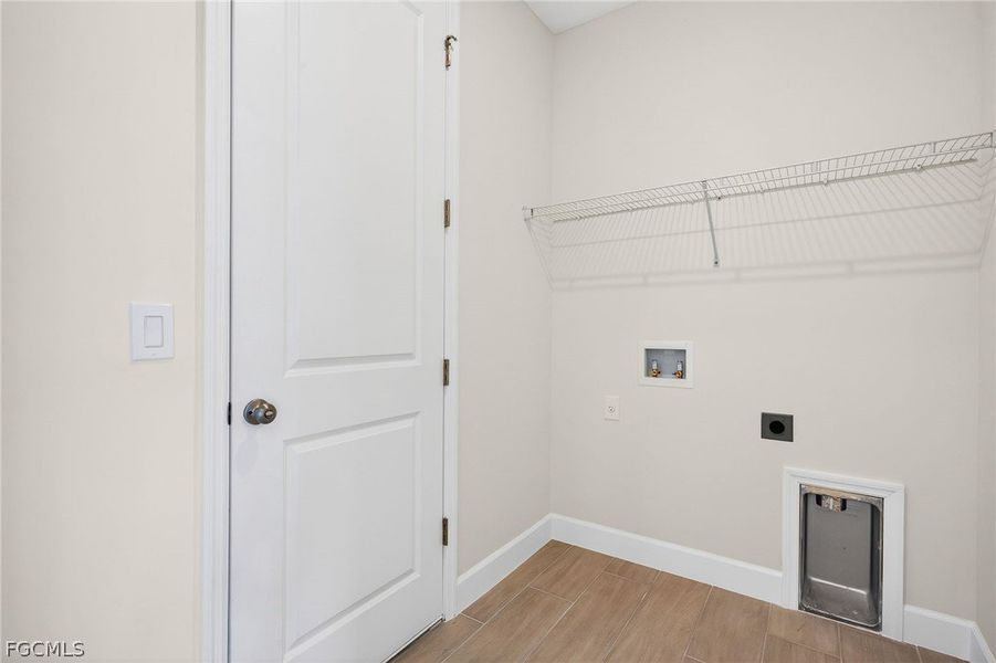 Spacious, unfurnished interior of a new home in Cape Coral, Cape Coral (Image 36).