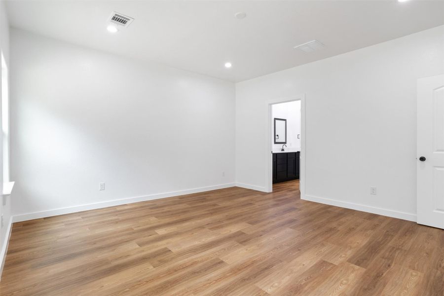 Spacious, unfurnished interior of a new home in , Splendora (Image 24).