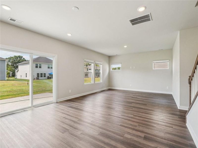 Spacious, unfurnished interior of a new home in Ivey Township, Dallas (Image 7).