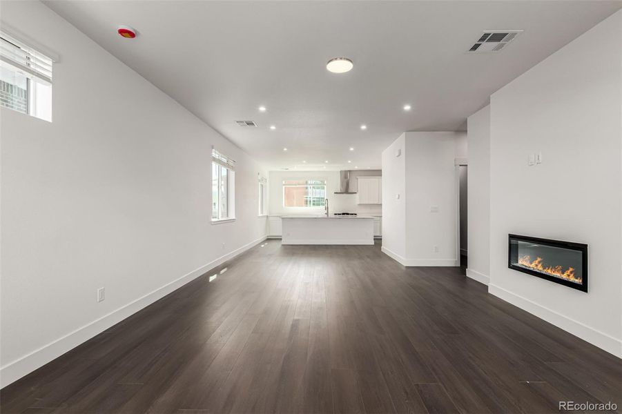 Spacious, unfurnished interior of a new home in Ascent at Inverness, Englewood (Image 11).