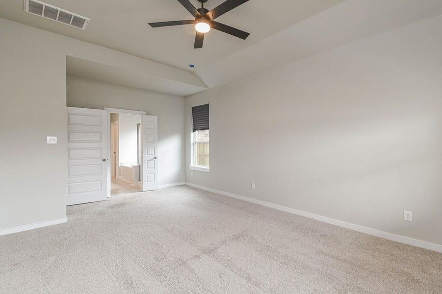 Spacious, unfurnished interior of a new home in Oakwood, Tomball (Image 32).