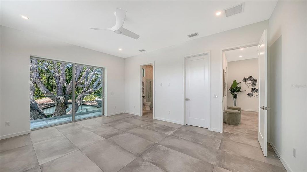 Spacious, unfurnished interior of a new home in , Sarasota (Image 21).