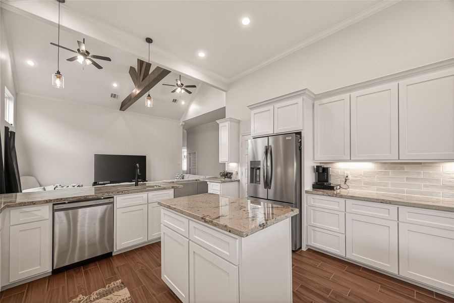 Furnished interior view inside a new home in , Anahuac (Image 31).