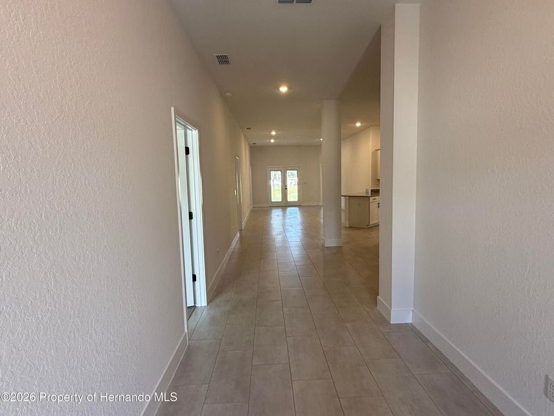 Spacious, unfurnished interior of a new home in Winding Oaks, Weeki Wachee (Image 6).