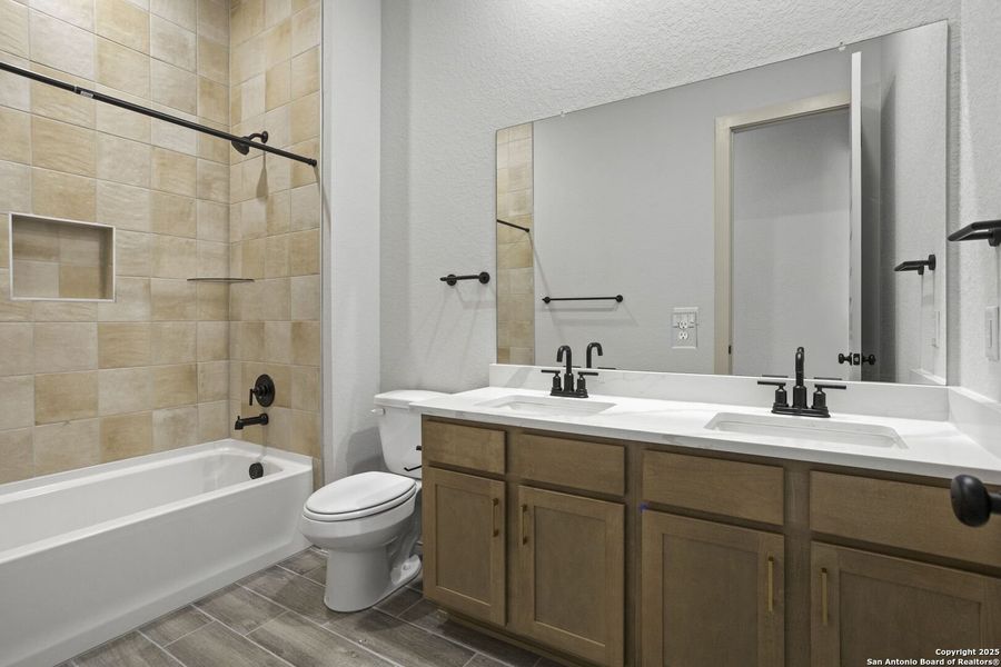 Furnished interior view inside a new home in Weltner Farms 60’s, New Braunfels (Image 11).