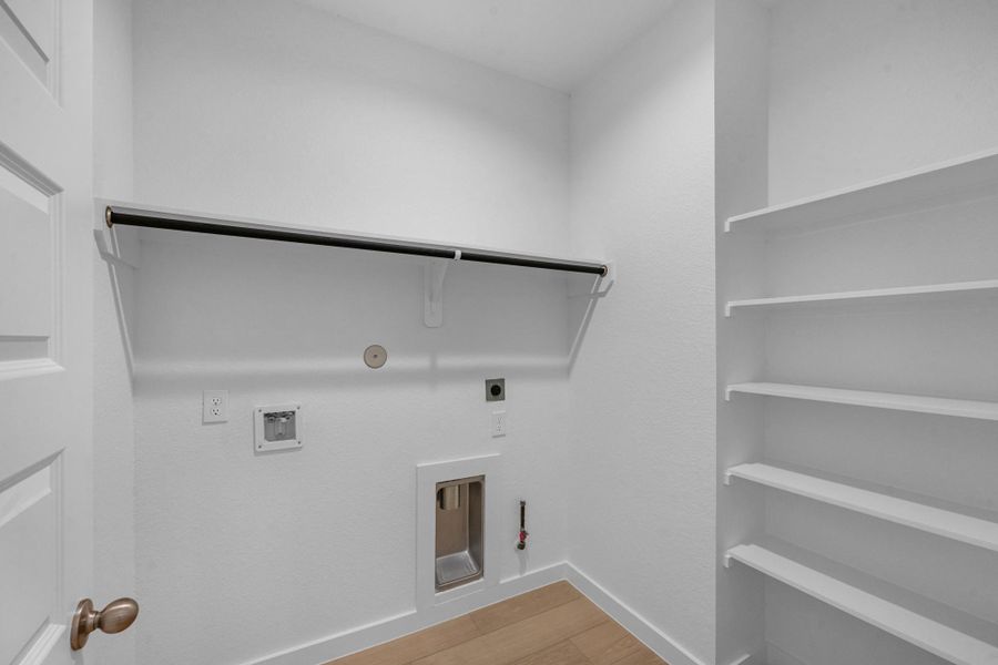 Spacious, unfurnished interior of a new home in Grand Mason Crossing, Katy (Image 20).