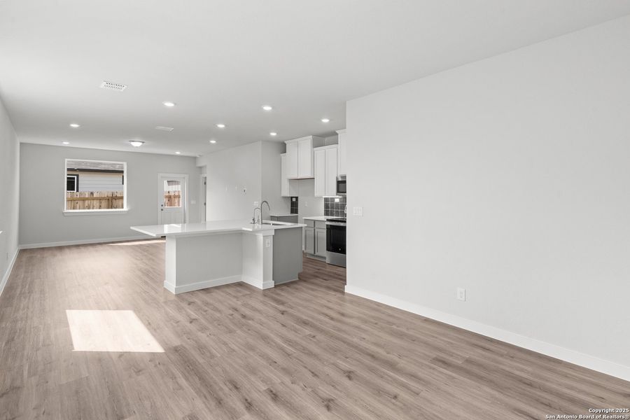 Spacious, unfurnished interior of a new home in Highland Ridge, New Braunfels (Image 22). Spacious, unfurnished interior of a new home in Highland Ridge, New Braunfels (Image 22).