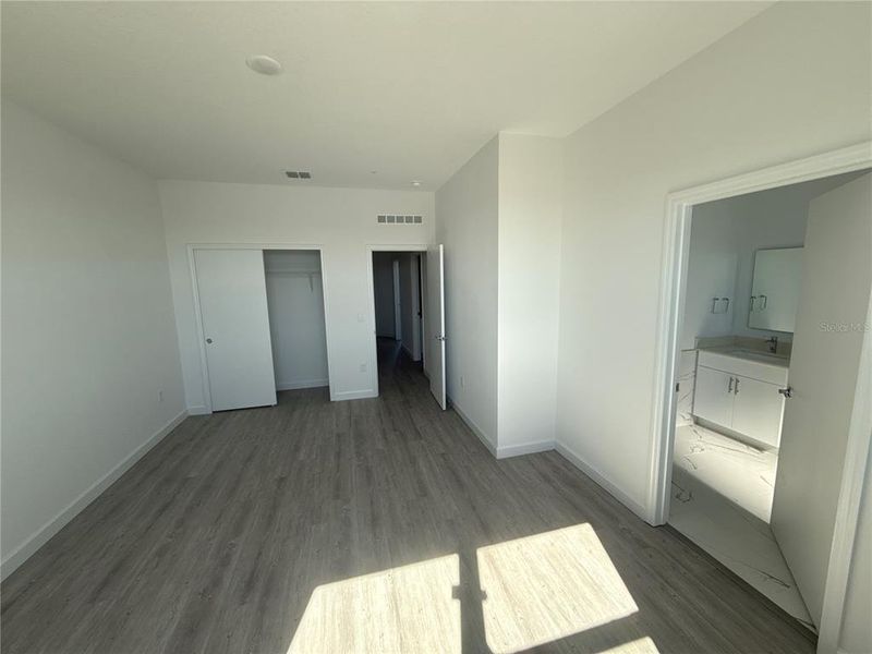 Spacious, unfurnished interior of a new home in , Davenport (Image 14).