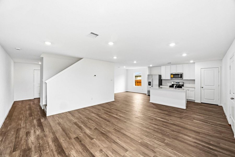 Spacious, unfurnished interior of a new home in Mill Creek, Magnolia (Image 12).