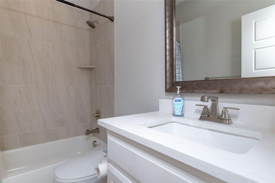 Bathroom with bathing tub / shower combination and vanity