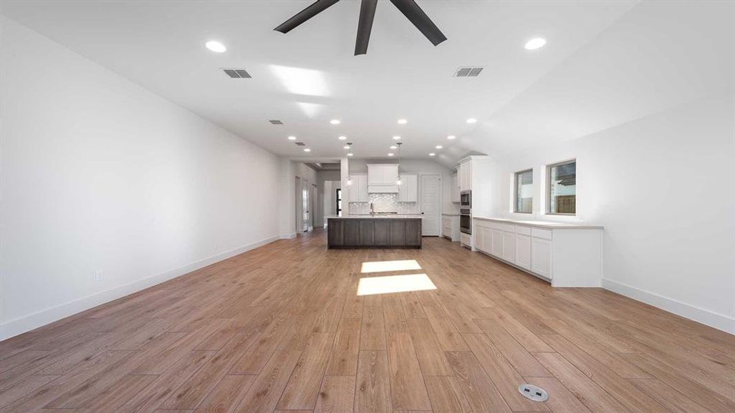 Spacious, unfurnished interior of a new home in Myrtle Creek 60', Waxahachie (Image 18).