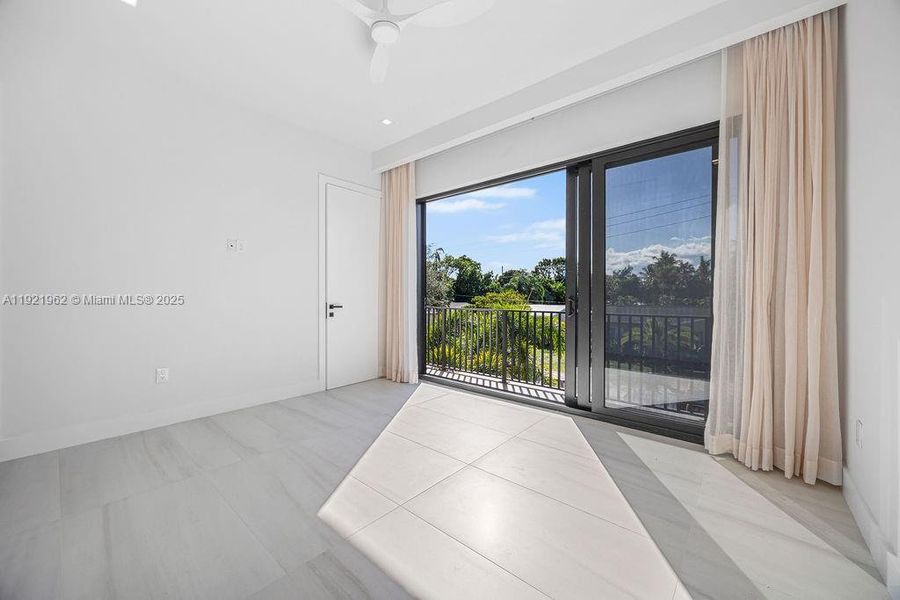 Spacious, unfurnished interior of a new home in , Fort Lauderdale (Image 24).