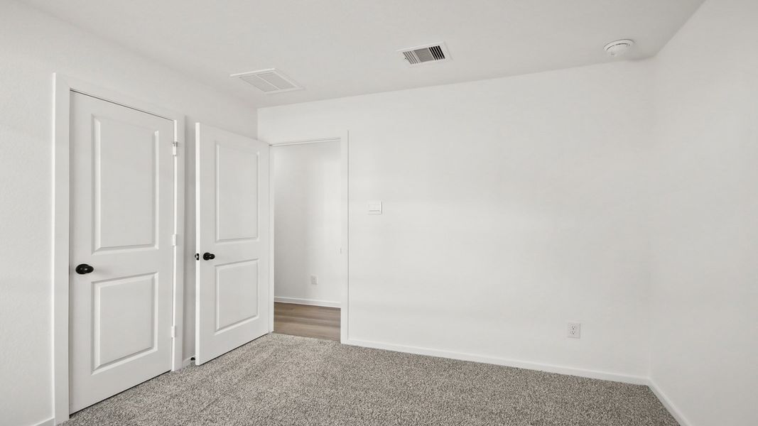 Spacious, unfurnished interior of a new home in Lake Conroe Cove, Willis (Image 16).