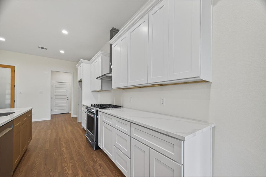 LOTS OF CABINET SPACE, OPEN CONCEPT GREAT FOR ENTERTAINING. OPEN HOUSE THIS SUNDAY NOVEMBER 30 FROM 1-3PM