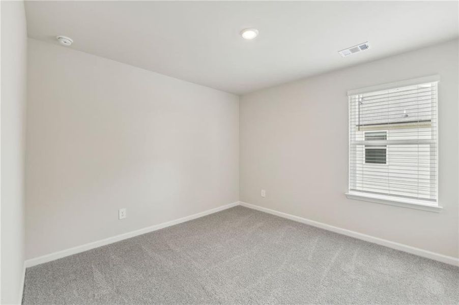 Spacious, unfurnished interior of a new home in Ivey Township, Dallas (Image 16).