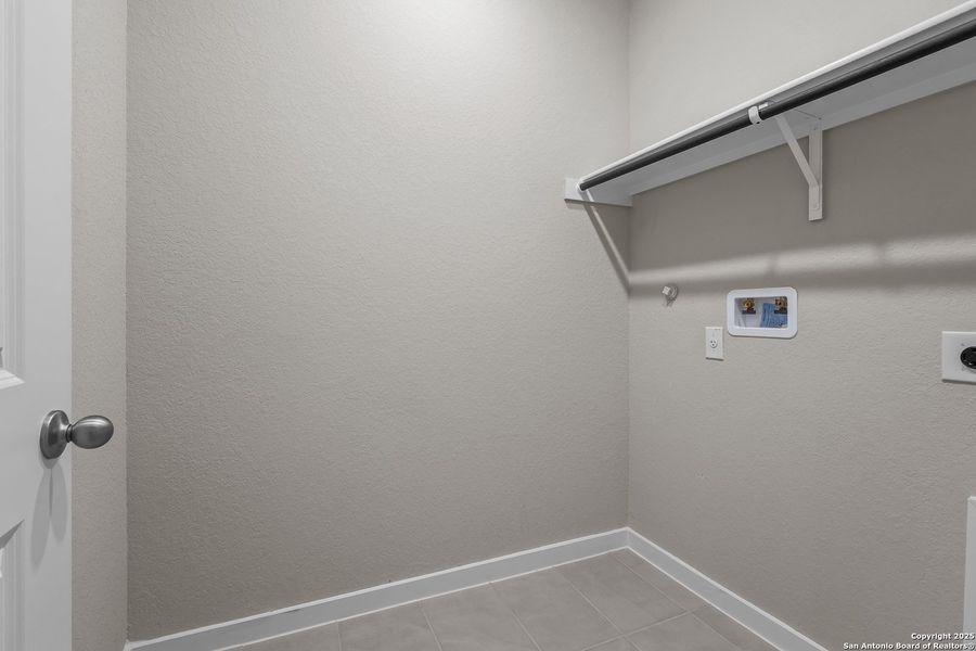 Spacious, unfurnished interior of a new home in Garden Grove, San Antonio (Image 23).