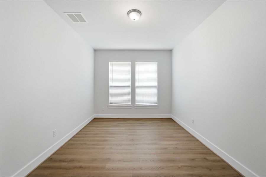 Spacious, unfurnished interior of a new home in Santa Rita Ranch, Liberty Hill (Image 26).