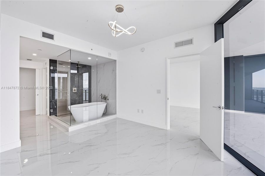 Spacious, unfurnished interior of a new home in Aria Reserve, Miami (Image 29).