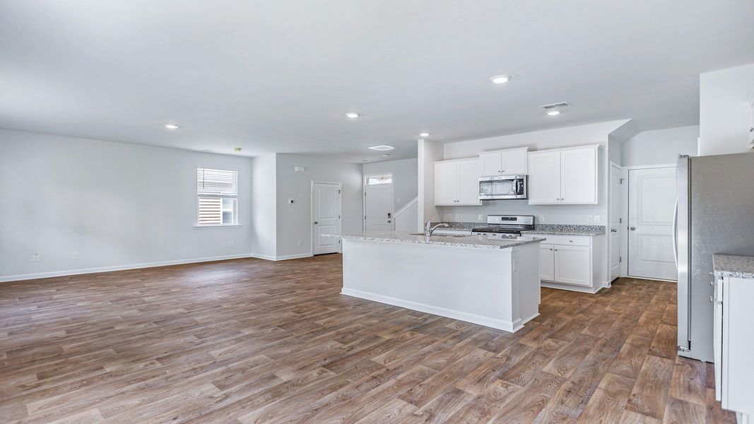 Spacious, unfurnished interior of a new home in Gates Village, Lugoff (Image 6).
