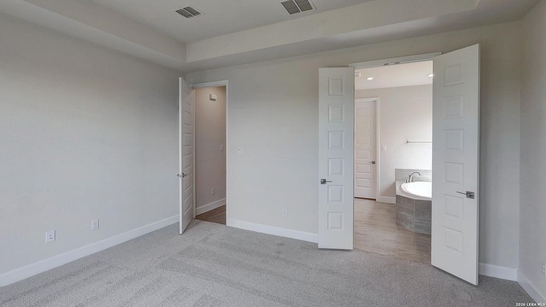 Spacious, unfurnished interior of a new home in Haby Hill, San Antonio (Image 16).