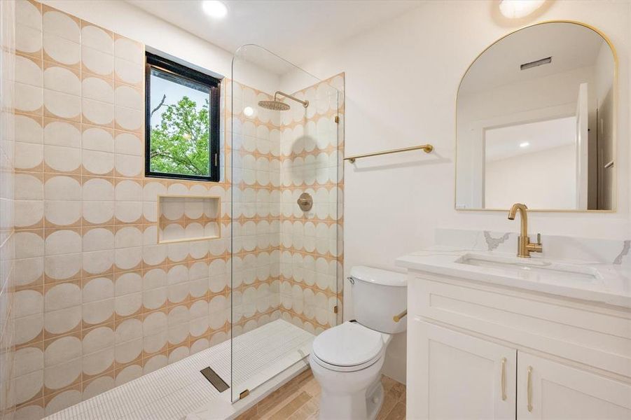 Furnished interior view inside a new home in , Corsicana (Image 18).