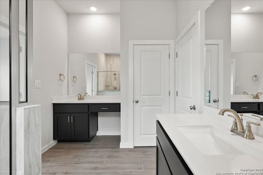 Furnished interior view inside a new home in Village at Three Oaks, Seguin (Image 7). Furnished interior view inside a new home in Village at Three Oaks, Seguin (Image 7).