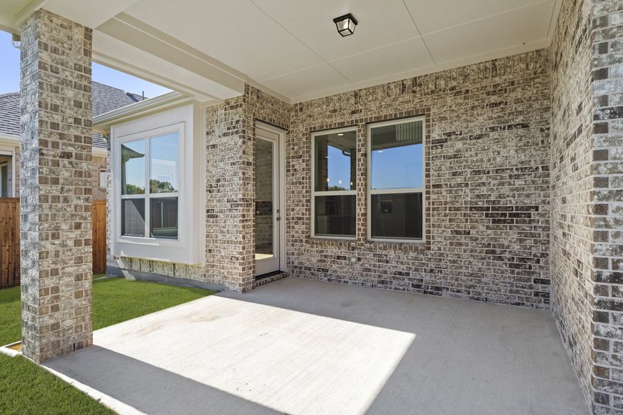 Exterior details and patio area of a home in Lake Shore Village, Rowlett (Image 3).