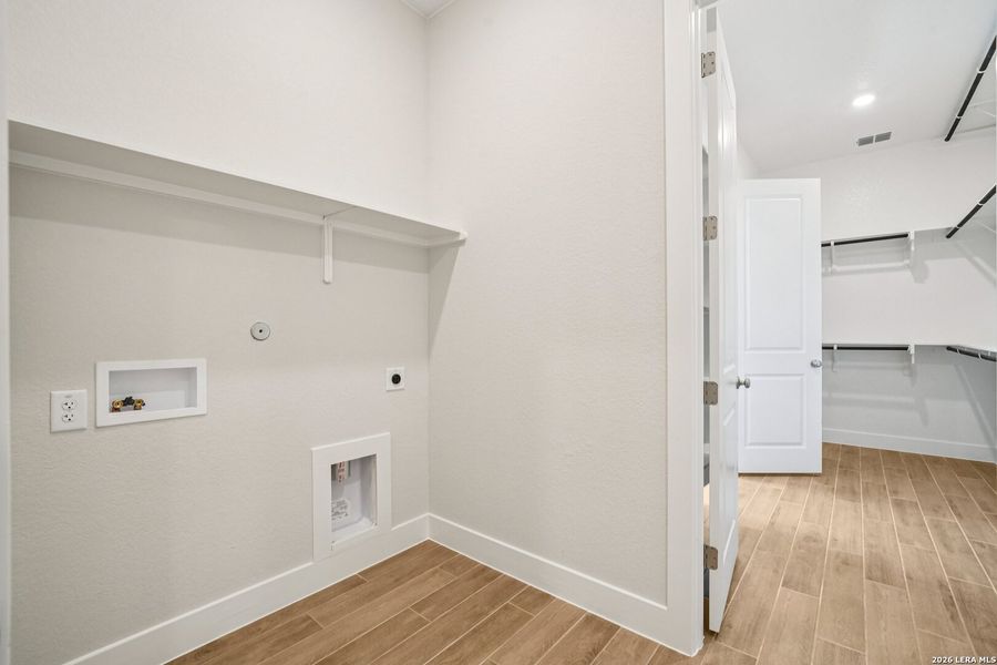 Spacious, unfurnished interior of a new home in Meyer Ranch, New Braunfels (Image 22).