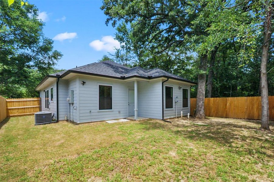 Front exterior of a new home in , Mabank, TX, highlighting curb appeal (Image 1). Front exterior of a new home in , Mabank, TX, highlighting curb appeal (Image 1).