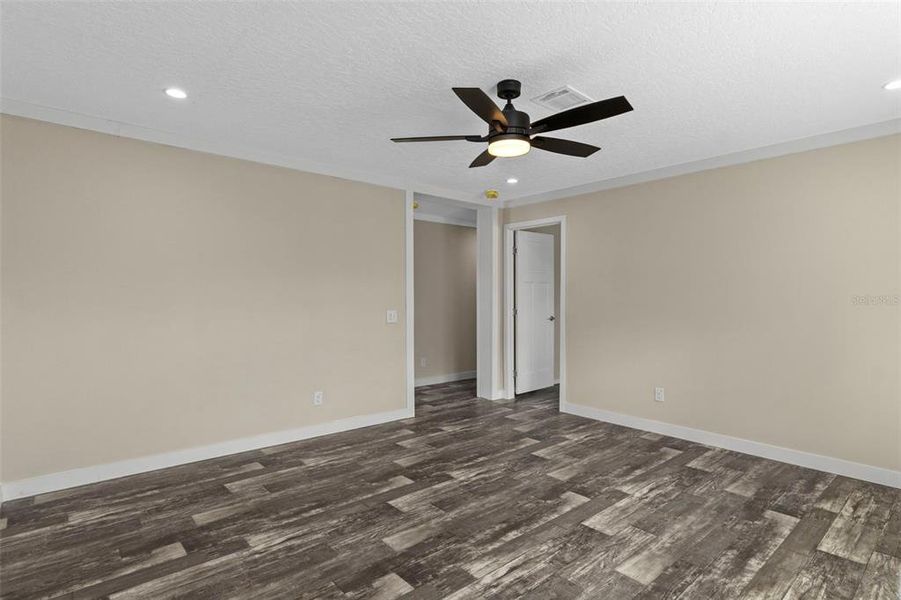 Spacious, unfurnished interior of a new home in , Dade City (Image 23).