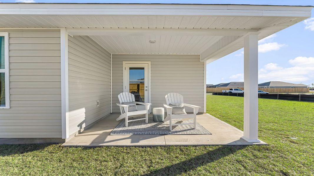 Exterior details and patio area of a home in Park Place, Panama City (Image 25).
